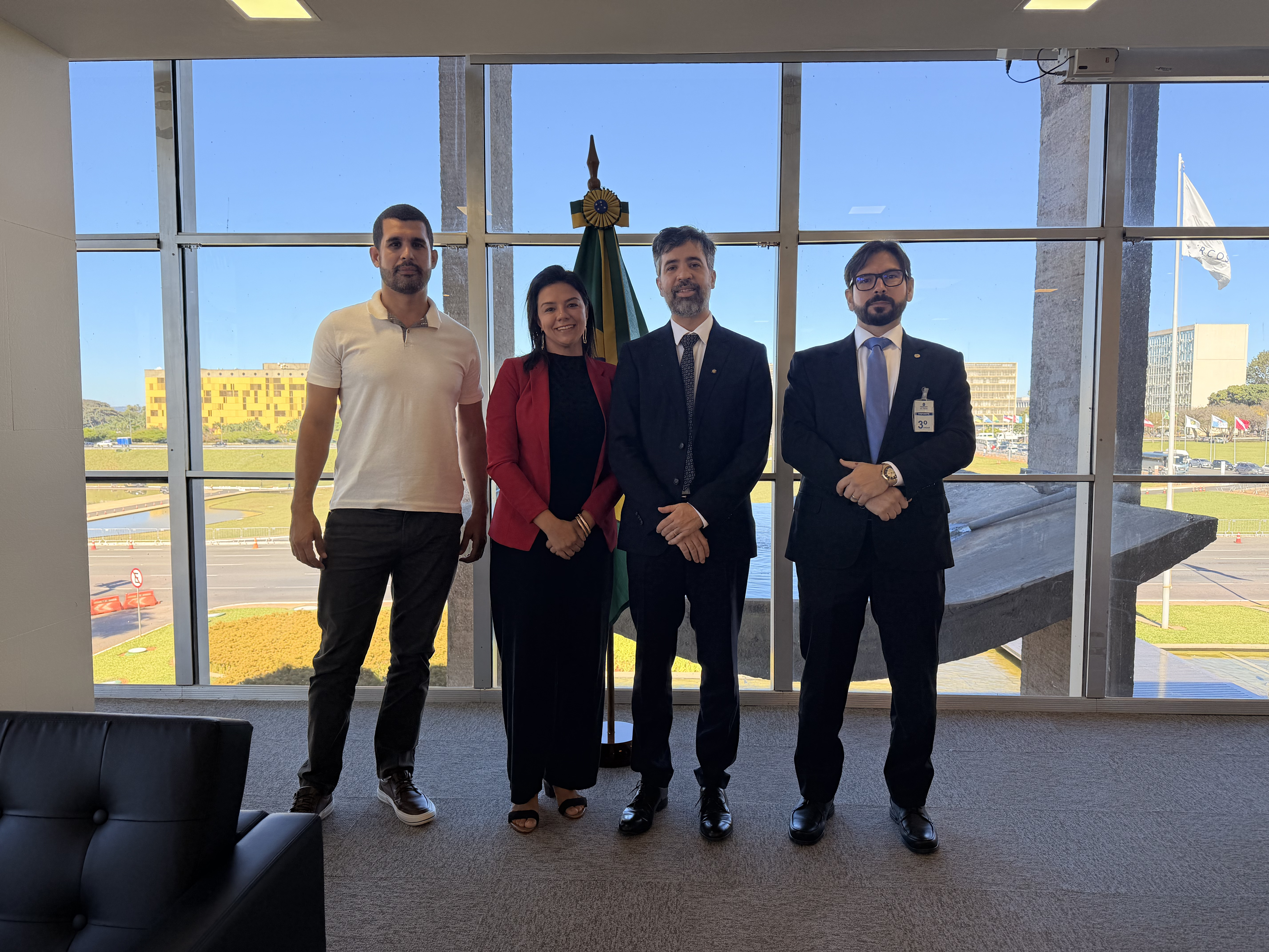 Entidades ao lado do secretário-executivo do MJ, Ademar Borges de Sousa Filho.