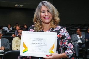 Elizabeth, além de homenageada, compôs a mesa junto com os representantes das entidades de classe