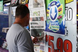 “Capa falsa” no Jornal de Brasília também é uma das estratégias (Foto: Paulo Cabral/Sinpol-DF)