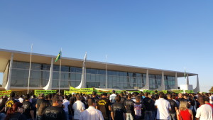 Em frente ao Palácio do Planalto, o grupo pediu ao presidente Michel Temer que intervenha nas negociações