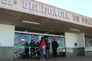 Ao longo do dia, diretores do Sinpol-DF informavam da paralisação às pessoas que procuram as DPs