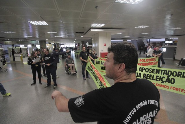 27.11.17 - Manifestação contra a reforma da previdência no aeroporto.