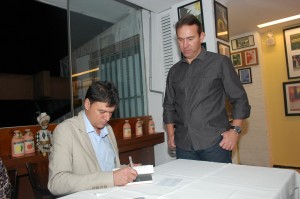O policial Emerson Vaz em noite de autógrafos no lançamento de uma das suas obras (Fotos: Arquivo Pessoal)
