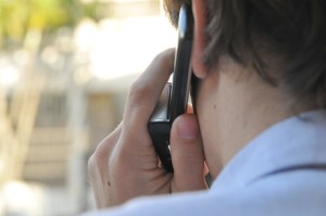 Orientação é de que o aposentado contate o Sinpol-DF caso receba um telefonema suspeito (Foto: Divulgação)