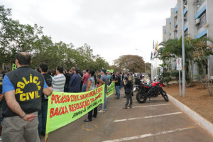 De costas para o prédio da SSP, o grupo demonstrou o repúdio às declarações da secretária