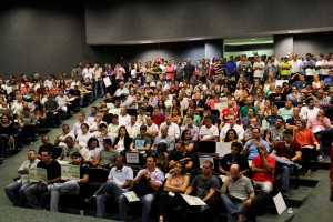 Mais de 300 policiais participaram da reunião na segunda (Foto: Otto Peyerl/Sinpol-DF)