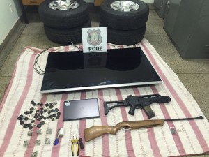 Com os suspeitos, foram apreendidos parte dos objetos roubados, drogas