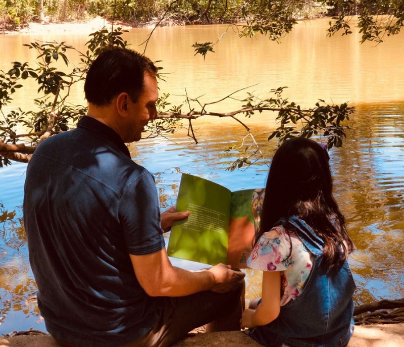 O livro é uma colaboração entre pai e filha