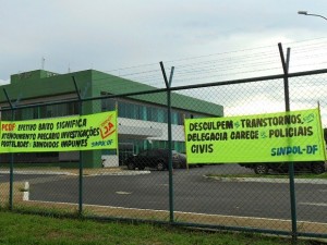 Fachada da 5ª Delegacia de Polícia Civil do Distrito Federal, que recebeu faixas alertando para o déficit no quadro da corporação (Foto: Raquel Morais/G1)