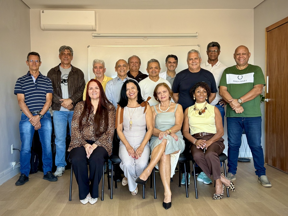 Professor, alunos e diretores posam para foto durante evento de conclusão do curso | Fotos: Comunicação Sinpol-DF