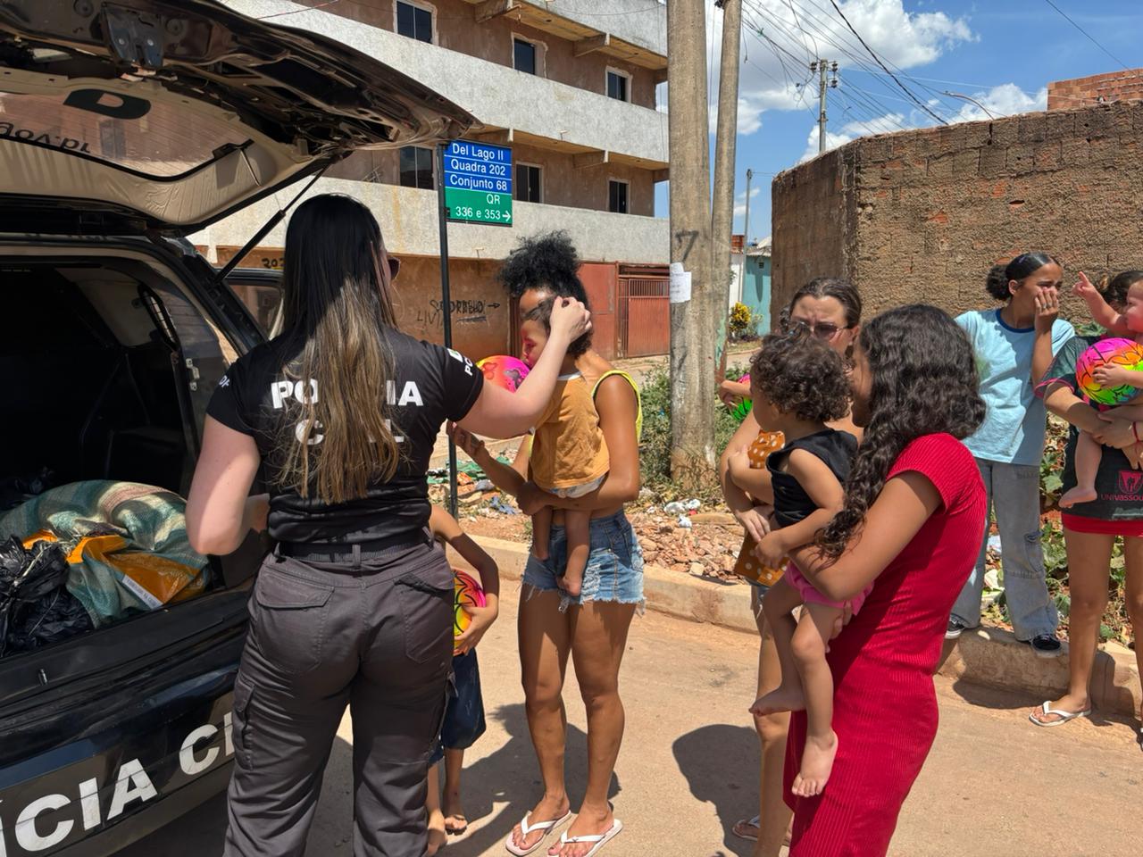 Policiais civis também distribuíram brinquedos pelas ruas e em escola do Itapoã | Foto: Júlia Zouain/Sinpol-DF.