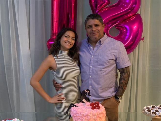 Hoje, sua filha precisa de apoio para completar a graduação em medicina.