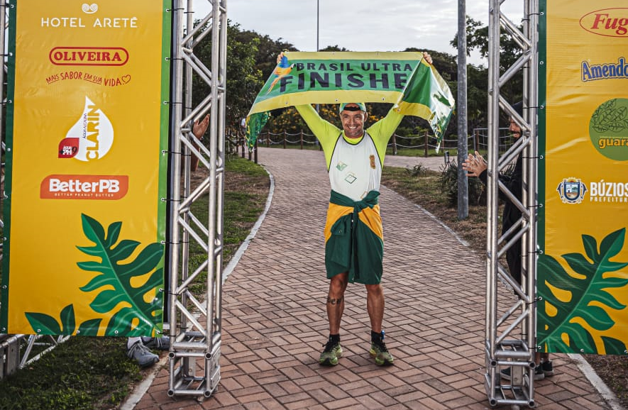 O agente completou 11,4km de natação, 540km de ciclismo e 126km de corrida em 46h11min41s | Foto: Reprodução.