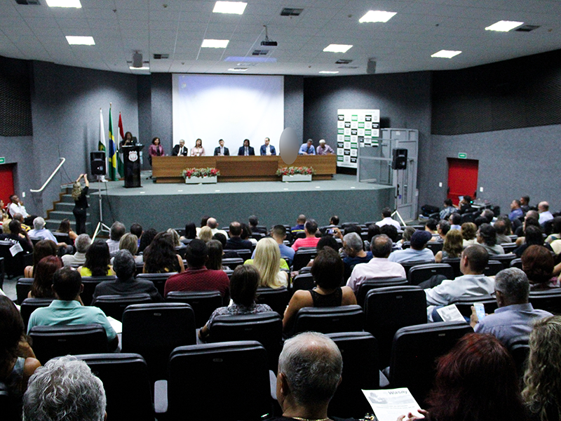 Sessão homenageia e emociona policiais civis aposentados