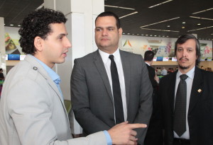 Da esquerda para a direita: o advogado, Asdrubal Neto, o vice-presidente Renato Rincon e o diretor Targine 