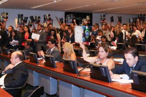 Policiais civis atenderam ao chamado do Sinpol-DF e lotaram o plenário da Comissão (Fotos: Paulo Cabral/Sinpol-DF)
