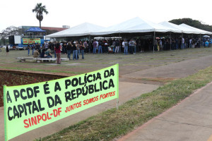 Greve dos policiais civis do DF começou no dia 1º de setembro e permanece por tempo indeterminado (Fotos: Paulo Cabral/Sinpol-DF)