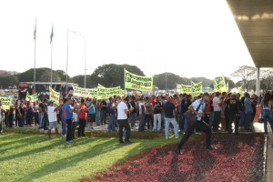 Policiais foram até o gramado do Palácio do Buriti para fazer manifestação