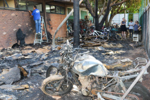 Motos, bicicletas e máquinas caça-níquel do deposito ficaram destruídas