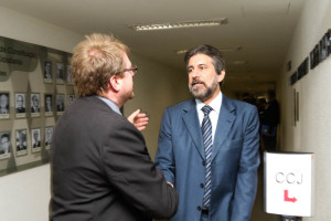 Gaúcho, presidente do Sinpol-DF, cumprimenta o senador Valdir Raupp, que relatou o projeto na CCJ (Fotos: Paulo Cabral/Sinpol-DF)