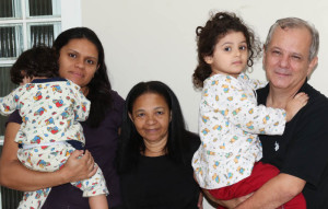 Marco Antônio, Irismar, a esposa e as filhas ficaram emocionados com a homenagem (Fotos: Paulo Cabral/Sinpol-DF)